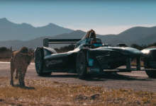 adu cepat mobil Formula E vs cheetah