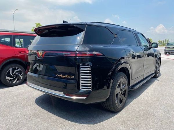 Vinfast Lac Hong 900 LX bagian belakang