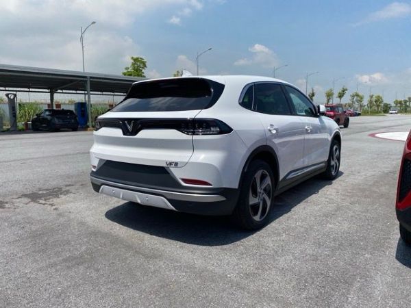 Vinfast VF8 bagian belakang