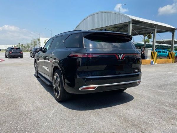 Vinfast VF9 bagian belakang