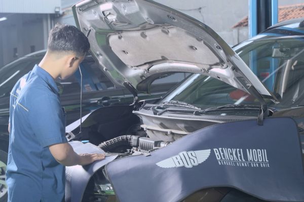 mekanik bengkel mobil bos