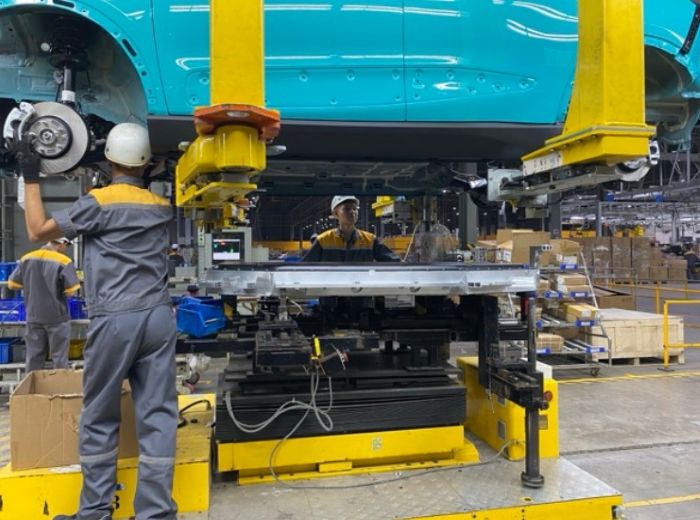 perakitan mobil di pabrik vinfast